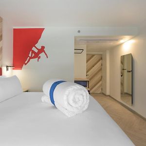 Zimmer mit Kingsize-Bett